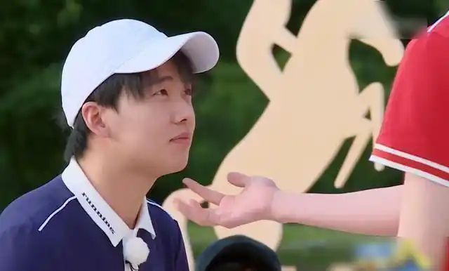 郭麒麟蔡徐坤两人保底三岁,幼稚拌嘴且不说,手放下巴甜齁了