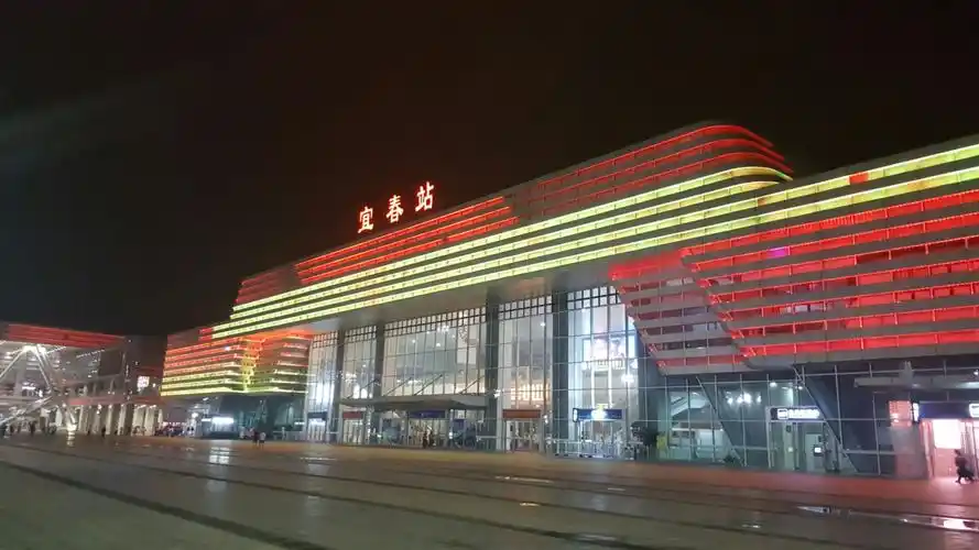 晚上11点,我从宜春火车站顺利登上了开往上海的火车