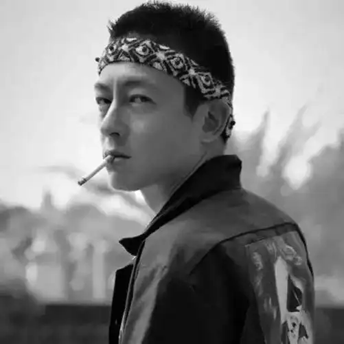 8:简单修剪 稳重不出错 男人的发型确实还是不应过于花俏,简简单单的