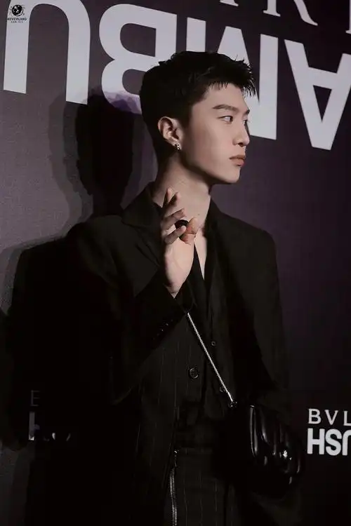 范丞丞这侧脸太绝了