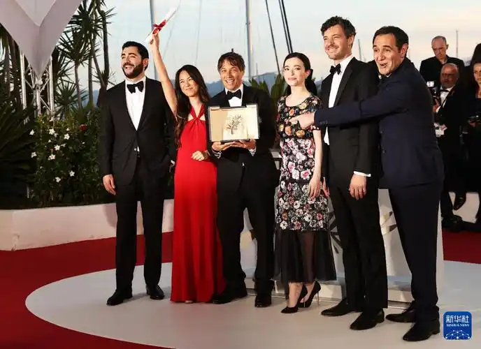 《阿诺拉》获第77届戛纳电影节"金棕榈奖"