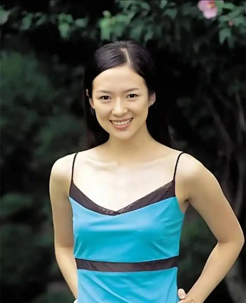 章子怡年轻时的照片. 她气质好,身材好,而且很清纯!