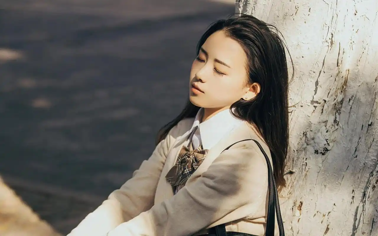 清纯文艺范美女养眼户外写真桌面壁纸