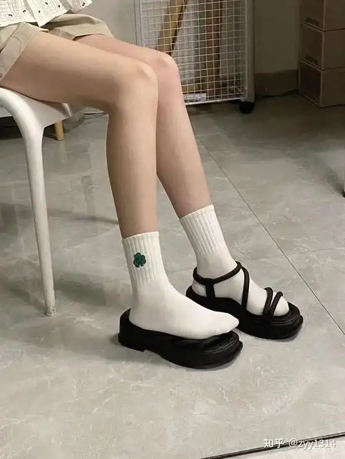 夏天光脚穿凉鞋洞洞鞋好黏啊怎么解决