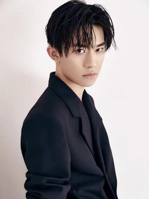 一说到好看的长相,就想到了易烊千玺,他不仅有颜值,还有有趣的灵魂和