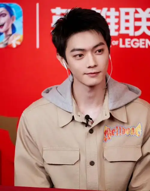 但当时受到的嘲讽还不小,说他没有演 许凯照片你微笑时很美你微笑时很