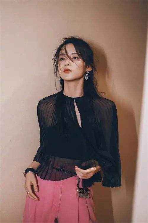 不知道是不是从小就开始接触绘画和音乐的缘故,孙安可的音乐品位不同