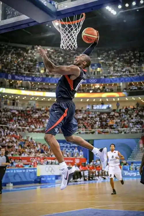 科比·布莱恩特犹如一位叱诧风云的勇士,他的每一次投篮,每一次突破都