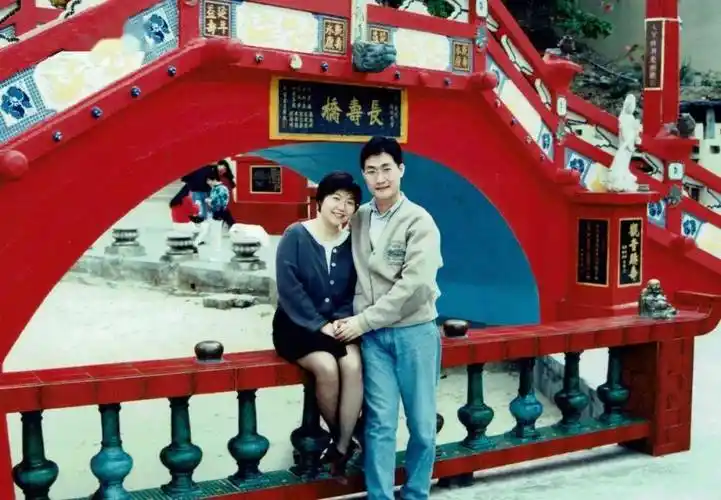 香港风水师麦玲玲首爆情史!大量私房照流出._老公_何德_男孩