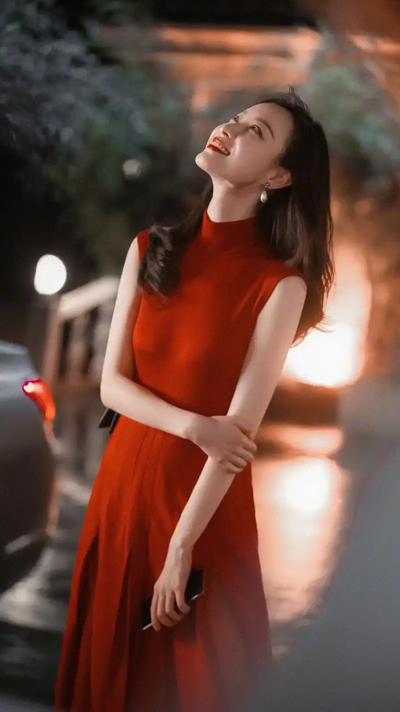 倪妮红裙穿搭,热情复古,大气又优雅