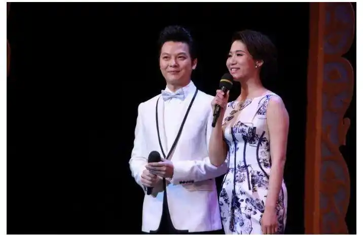 他在央视主持16年,如今成央视金牌主持,老婆还是豪门千金!