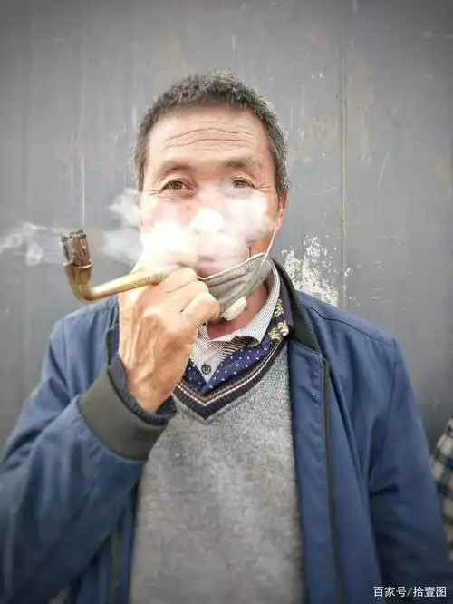 这几个大叔抽的烟就像树皮卷着就可抽,能把人抽醉,你见过吗?