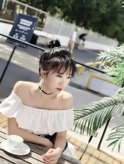 李念"阔太"范十足,身穿一袭金箔抹胸裙亮相,看起来十分惹眼