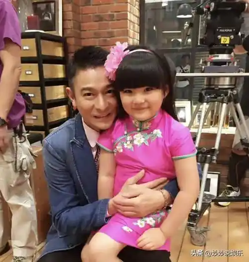 原创王诗龄从小被大佬环绕被张艺谋和刘德华抱过她能有什么烦恼