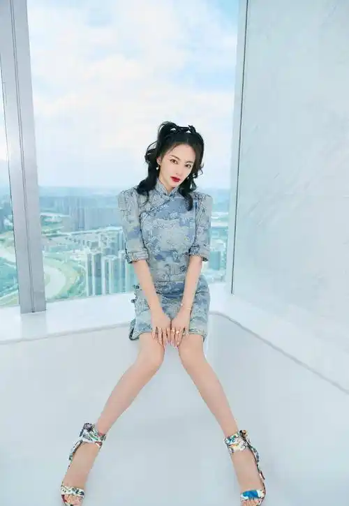 离开杨天真的张雨绮太美了,穿冰蓝色旗袍还扎俩小辫,哪像当妈的_线条