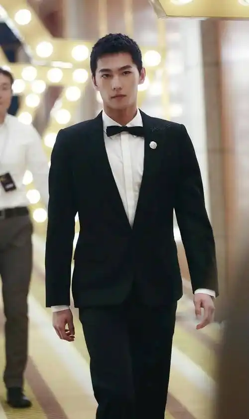 19岁易烊千玺寸头登杂志舍弃少年感秒变硬汉