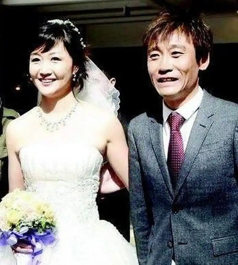 当时的高峰竟然和一位在酒吧当驻唱歌手的王纳文已经有一个私生子,这