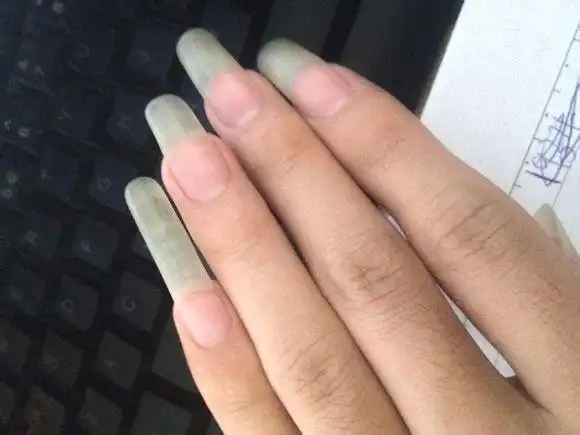 看不惯别人留长指甲