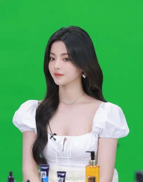 杨超越蓬蓬裙披肩美发显温柔嘴角一抹浅笑灵动可爱