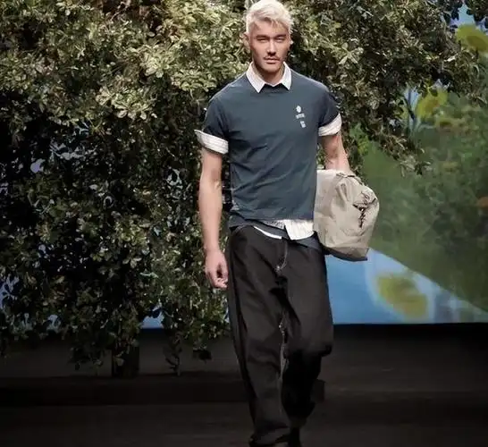 胡兵上海时装周新造型太燃了网友这才是不老男神53如23岁