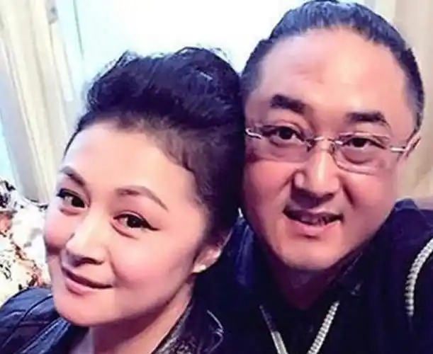 50岁谢大脚私下采蘑菇,穿粉色衣服少女打扮,皮肤白皙身材圆润