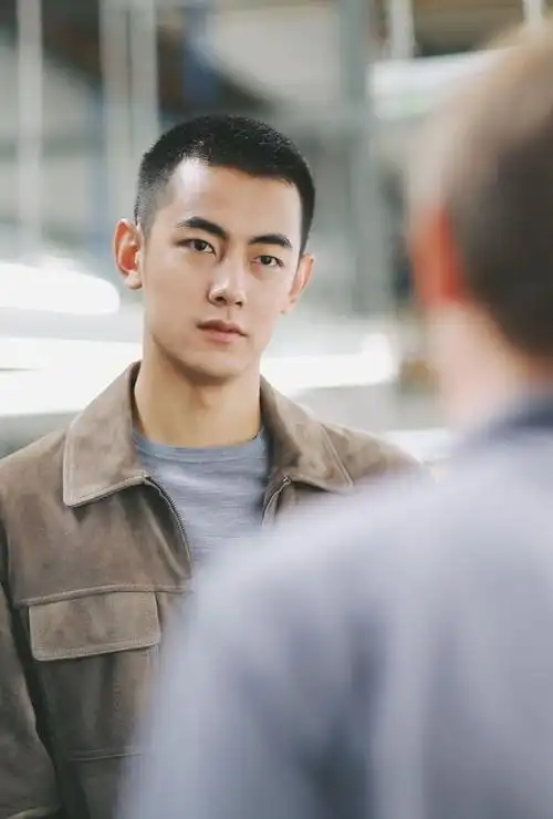 胡歌寸头阳刚帅气黄轩寸头辣眼睛男明星寸头谁最好看