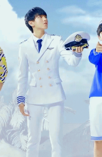 王俊凯gif帅气gif唱歌gif军装gif