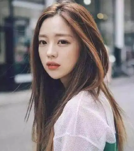 今年流行的直发发型清纯减龄的直发发型