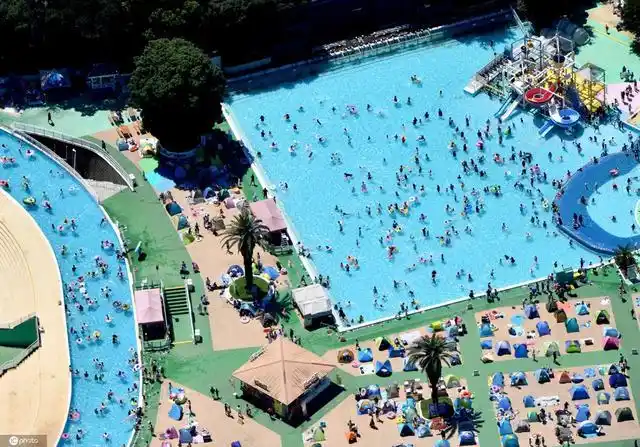 热浪席卷日本 游乐园泳池人山人海犹如"下饺子"