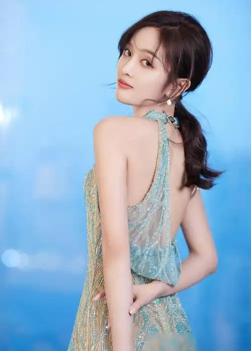 吴宣仪这身材才是女明星大胆挑战镂空长裙高开叉大秀好身材