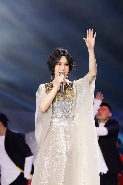 尚雯婕亮相金鸡百花闭幕式 深情献唱原创影视金曲