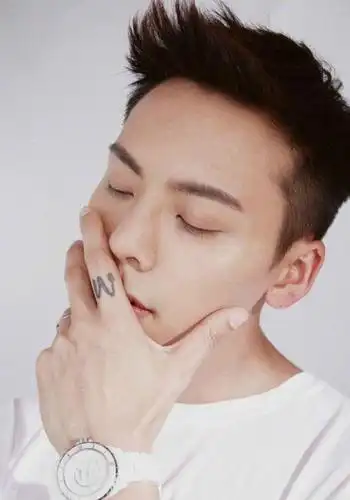 飞机头好打理造型吗?陈伟霆王力宏等明星发型了解下,很好打理的