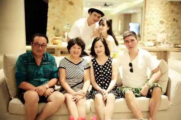 迪丽热巴自嘲家中颜值垫底,看到表妹和她妈妈后,神仙一家人