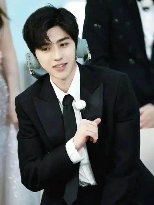 啊!啊!太帅了,必须要让我的老公穿这身西服娶我!