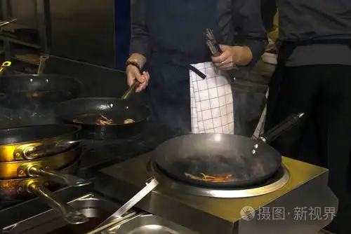 厨师在锅里做饭