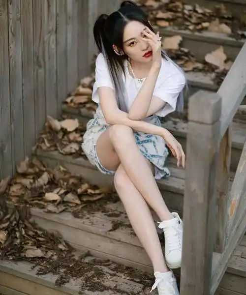 祝绪丹的奶奶灰发型太"装美"了,穿白t 菱形格半身裙,简约温柔_时尚