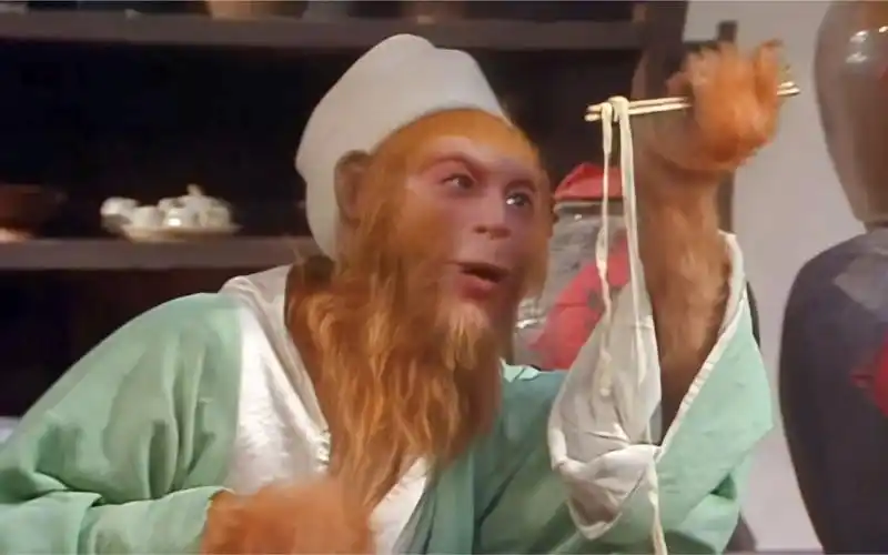 西游记:石猴学人家吃面,却不会用筷子,这段真是看一次笑一次