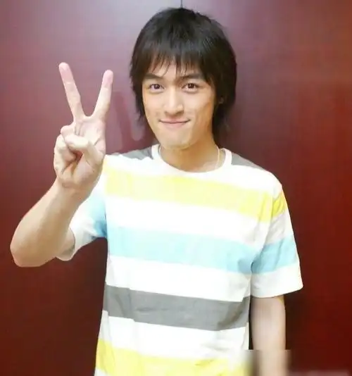 有媒体也在网上曝光过当时拍这部剧时,采访胡歌的高清照片,23岁的