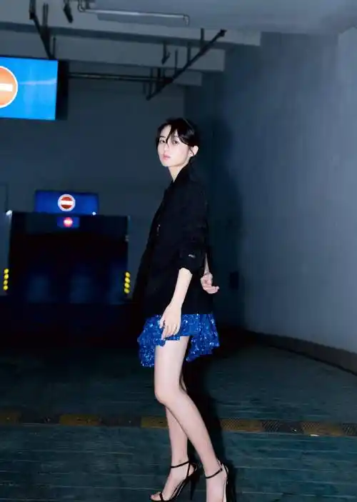 考北电第三名的张子枫,穿吊带裙配西装气质不同,瞬间成熟了不少