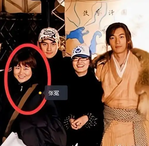 胡歌精神状态引担忧!凌晨晒照满脸胡须露车祸伤疤,发文低落悲观