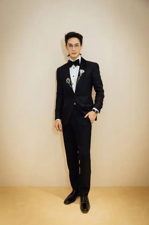 李承铉黑西装造型绅士帅气写真_李承铉写真图片_三千图片网