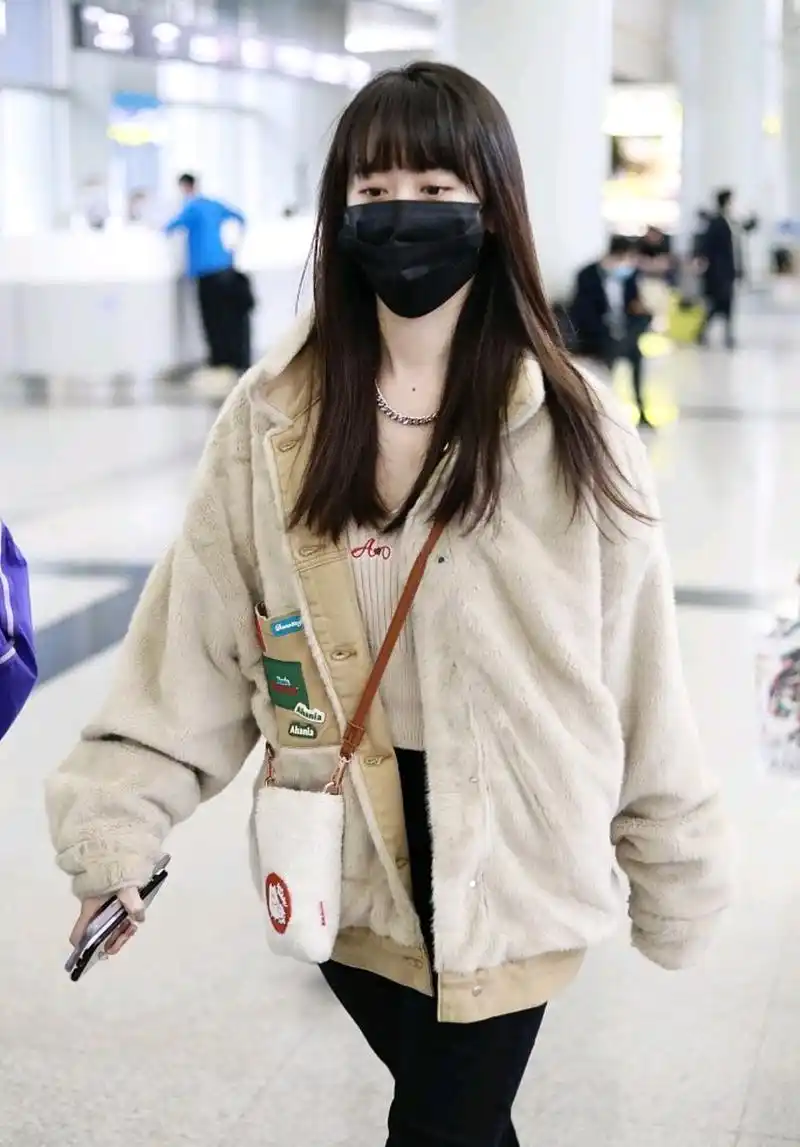 袁冰妍身穿卡其色羊羔绒外套搭配黑色休闲裤休闲可爱,元气满满