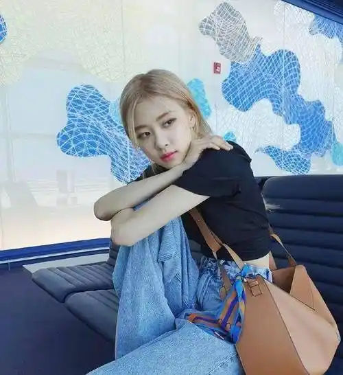 rose朴彩英通勤街拍,冷白皮肤穿什么都好看,不愧是澳洲野蔷薇_气质