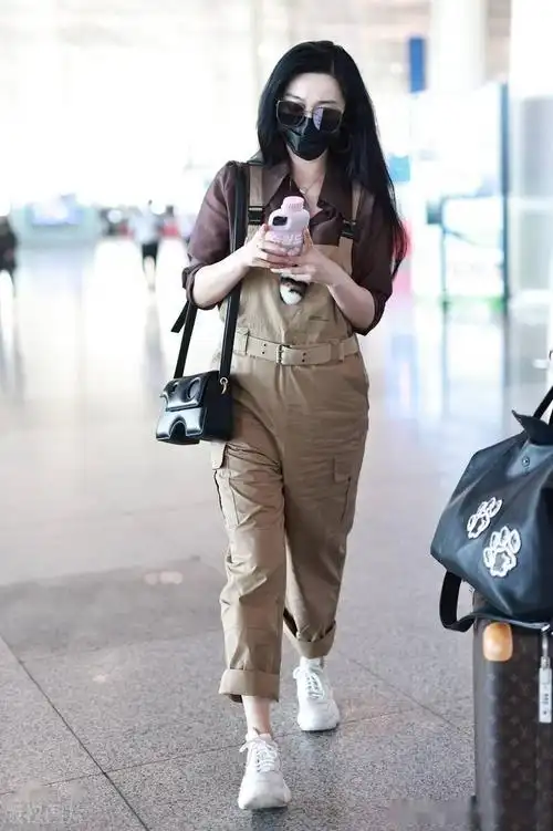 街拍范冰冰卡其色工装背带裤咖色衬衫镂空单肩包休闲舒适