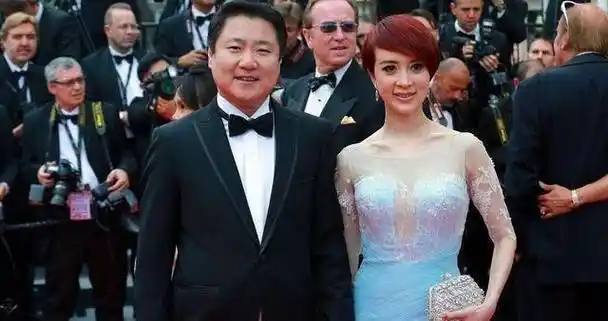 金巧巧剪短配蓝色连衣裙亮相,气质高级迷人,牵手丈夫于冬真浪漫_短发