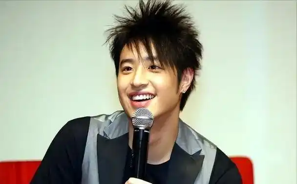 潘玮柏近照发福变胖,本人超像郝邵文,网友大呼快减肥!