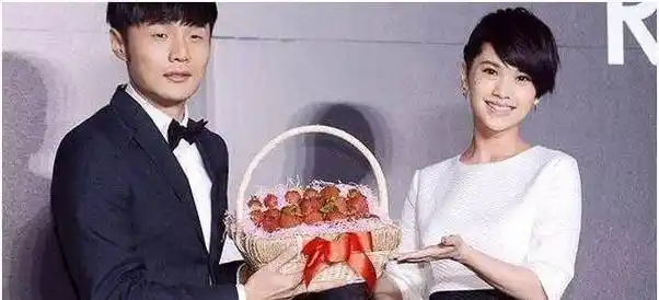 恭喜!李荣浩生日当天成功求婚杨丞琳_男友_对方_单身