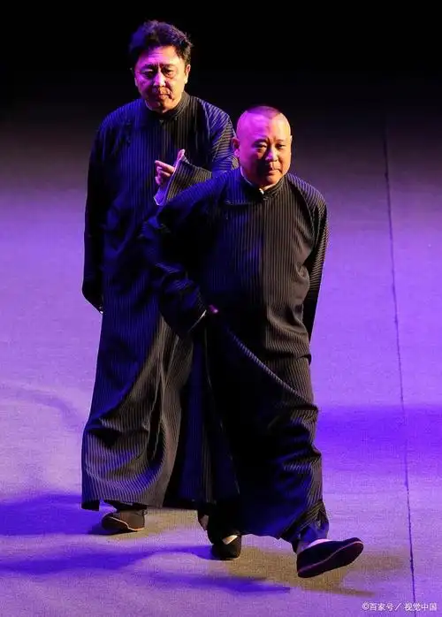 郭德纲在与于谦合作的节目《全家福》中,郭德纲讲了这样一段话:"新年