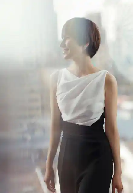 气质对女人来说真重要,袁泉的黑白造型,看着就很有优势_时尚_白色