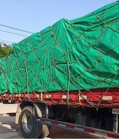 对于大车司机来说,盖篷布是一项常规操作.